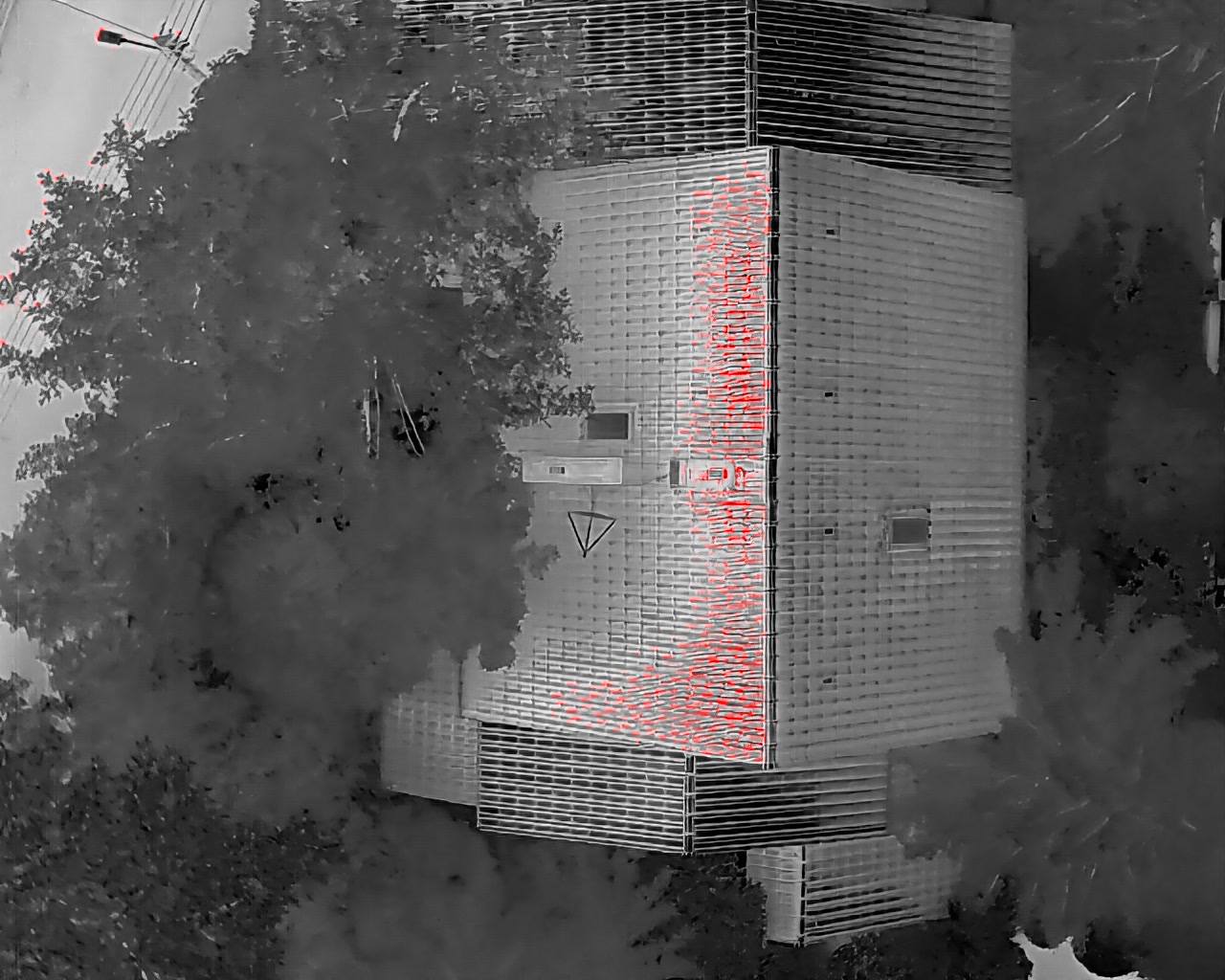 Thermografie-Aufnahme eines Hausdaches - Thermische Unterschiede am Dachfirst zeigen Wärmeverluste und Isolierungsmängel