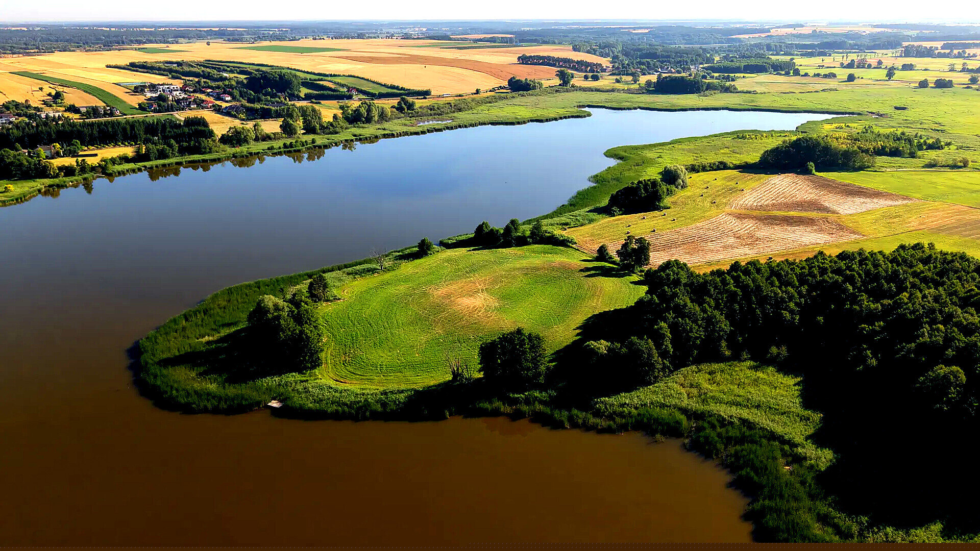 Professionelle Luftaufnahme einer idyllischen Seenlandschaft - Drohnenfotografie mit cinematischem Color Grading